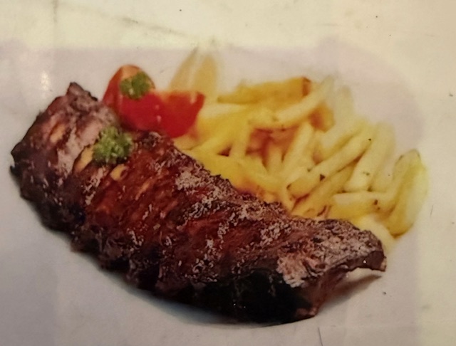 Spareribs schotel inclusief salade patat of gebakken aardappel en saus